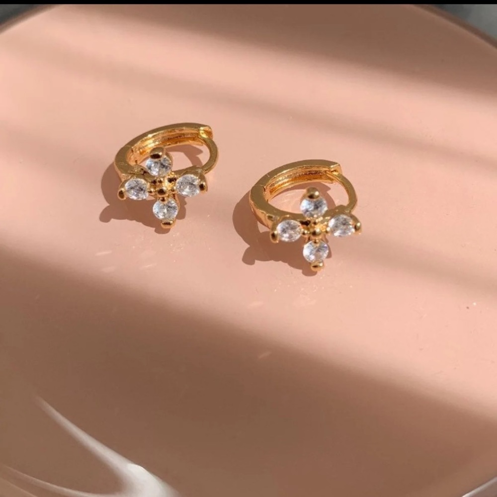 Huggie earring flower cz 18k